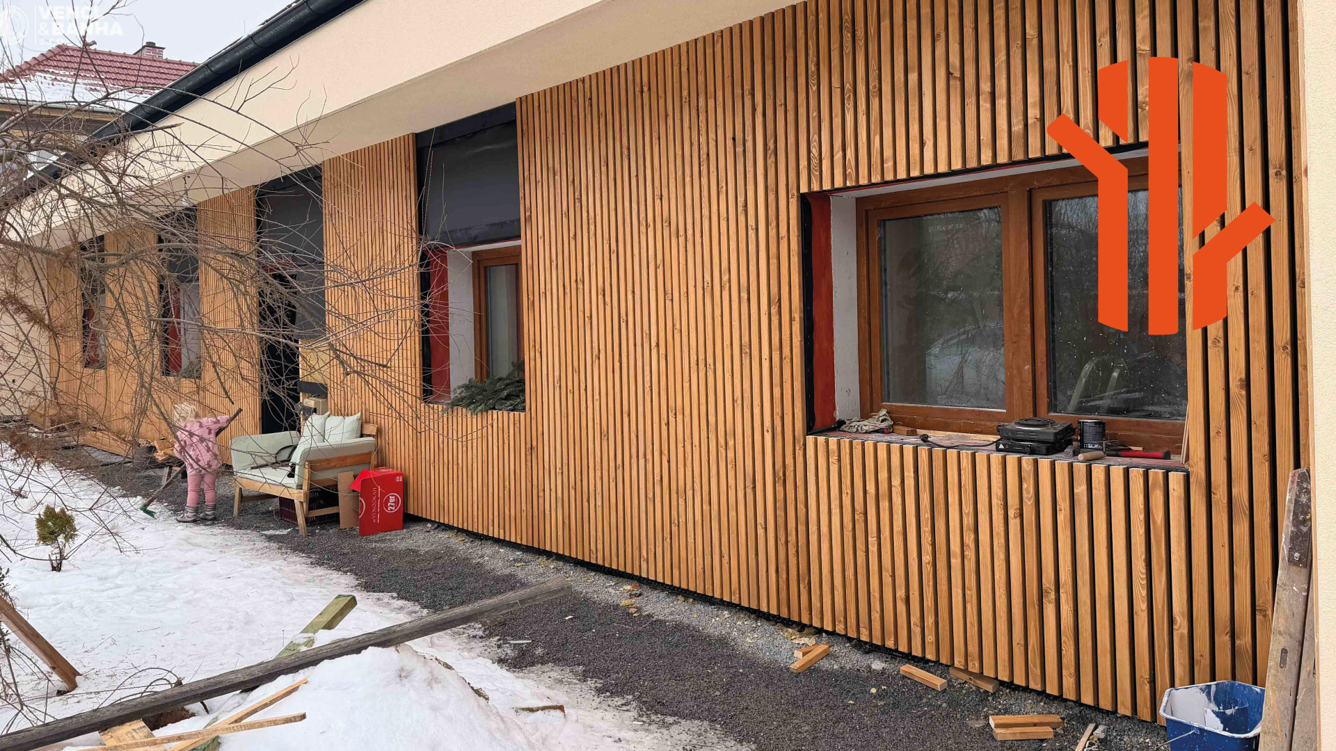 Dřevěná fasáda z hranolků: Elegantní a levná alternativa k obkladu Rhombus