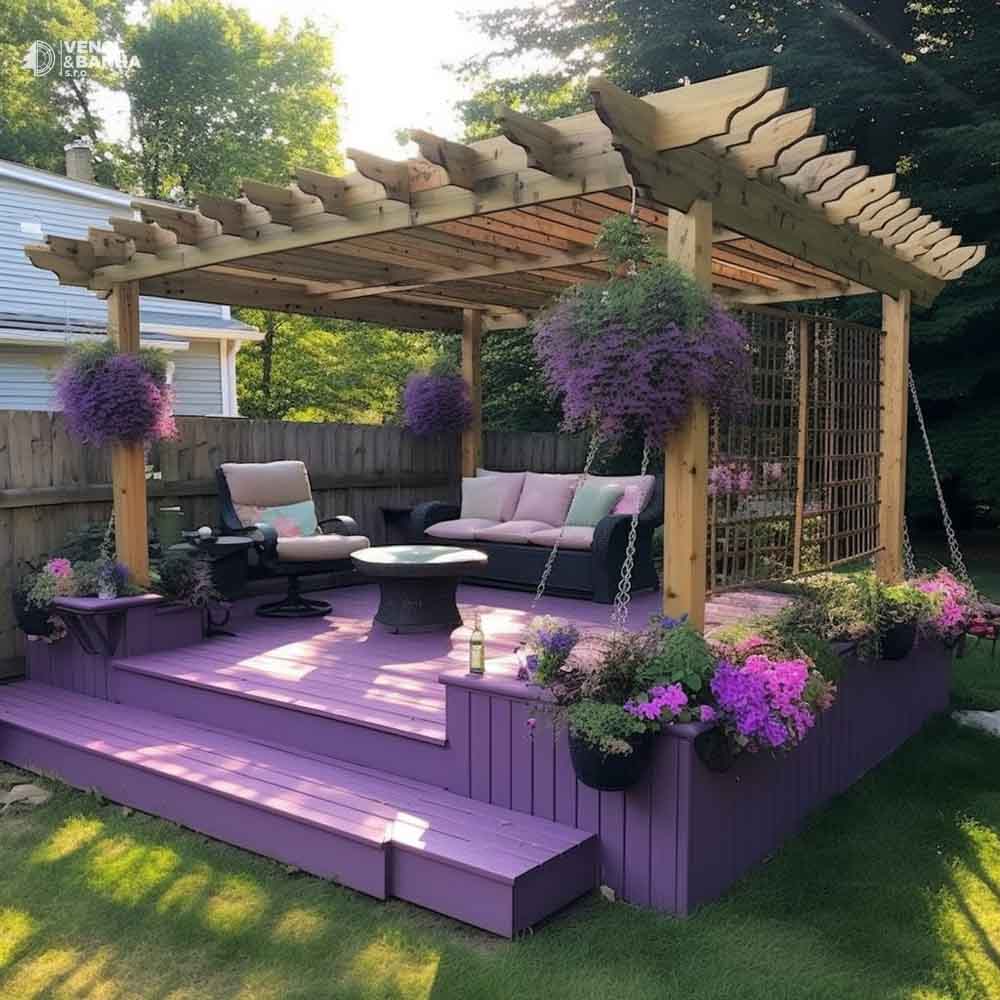 Netradiční dřevěná terasa v levandulové barvě Provance